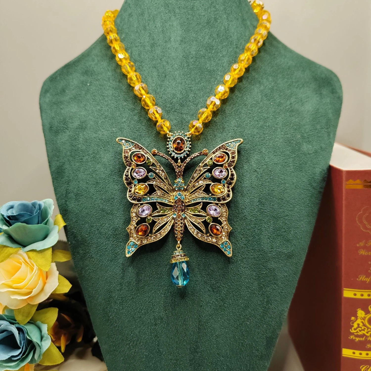 Retro French Style Butterfly Alloy Inlay Rhinestones Women's Pendant Necklace 6 Retro French Style Butterfly Alloy Inlay Rhinestones Women's Pendant Necklace - Image 6
